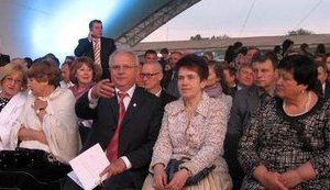 Людмила Янукович в селе интеллигентно послушала "Музыку навека". ФОТОрепортаж