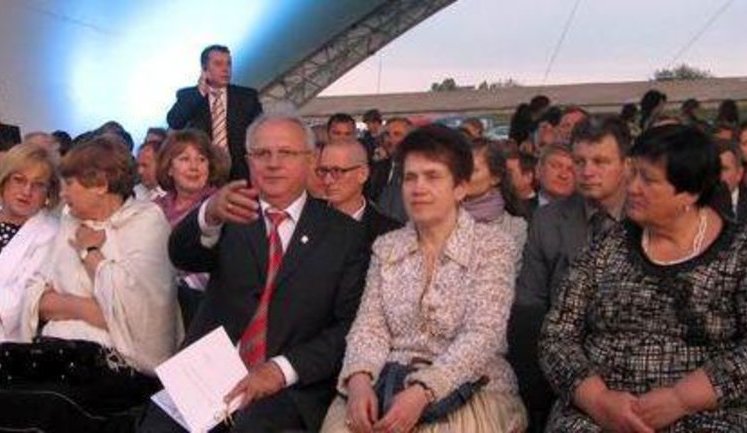 Людмила Янукович в селе интеллигентно послушала "Музыку навека". ФОТОрепортаж