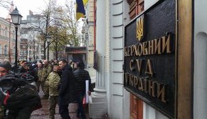Справа Колмогорова: під будівлею Вищого спецсуду зібралися побратими, народні депутати й активісти. ФОТОрепортаж+ВІДЕО