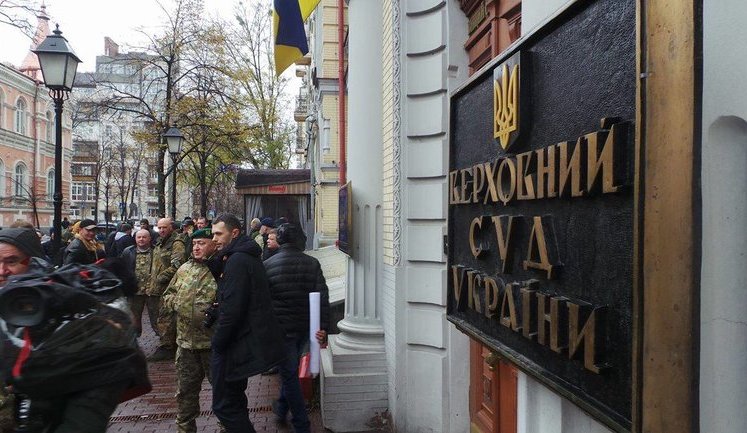 Справа Колмогорова: під будівлею Вищого спецсуду зібралися побратими, народні депутати й активісти. ФОТОрепортаж+ВІДЕО
