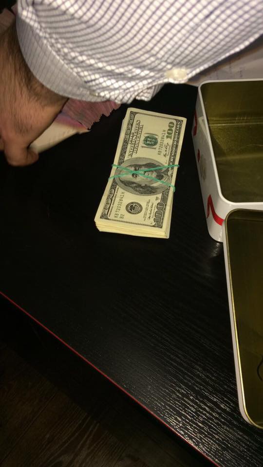 Начальнику слідчого управління Нацполіції Київщини намагалися дати $ 10 тис. хабара в коробці з-під Рафаелло, - Луценко 04