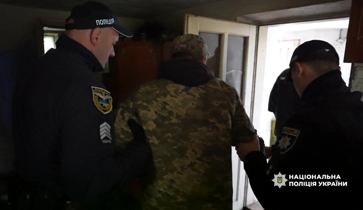 Военный в СЗЧ пришел с гранатой в магазин на Львовщине: его задержали спецназовцы. ФОТО