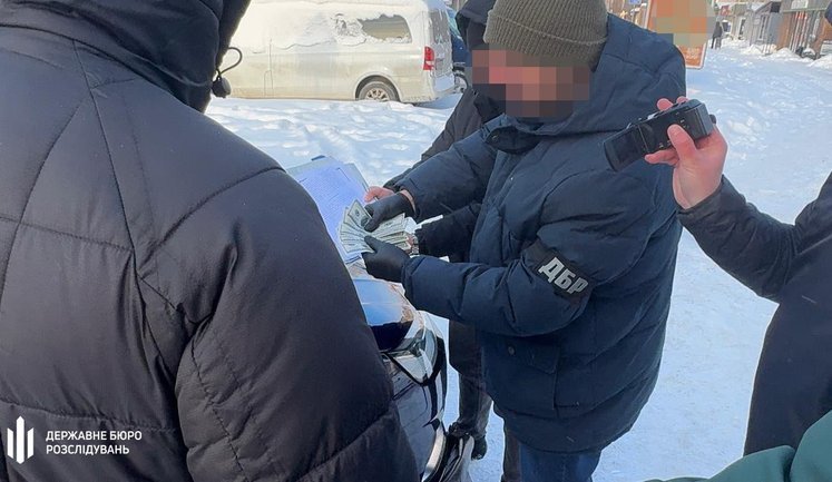Викрито посадовця ТЦК на Волині, який за хабарі знімав військовозобов’язаних із розшуку. ФОТО