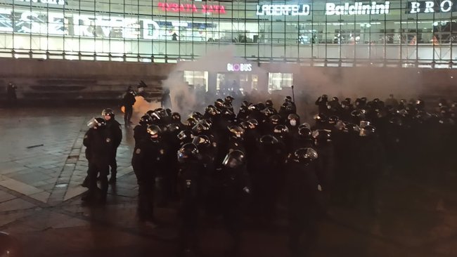Правоохоронці демонтували більшість наметів ФОПів-протестувальників на Майдані Незалежності (оновлено) 01