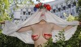 Азарова в кустах подстерегли &amp;quot;кровосиси&amp;quot; из FEMEN, которые мешают ему жить. ФОТОрепортаж.
