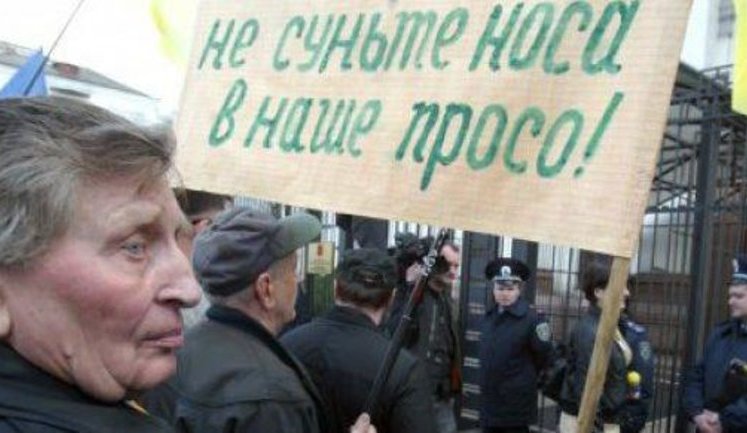 Националисты пикетировали посольство РФ и расстреляли коммунистов перед оппозиционными депутатами ВР. ФОТОрепортаж