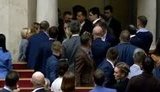 "Прекратите драку!" - нардепы от "Слуги народа" Бужанский и Лерос устроили потасовку за колонной сессионного зала. ВИДЕО