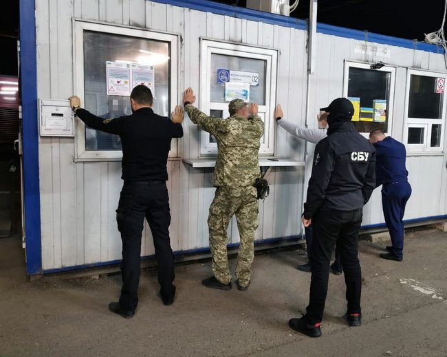 СБУ разоблачила таможенников, обложивших данью въезжающих в Украину граждан 01 СБУ разоблачила таможенников, обложивших данью въезжающих в Украину граждан 01