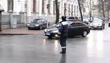 Всем стоять, снимать нельзя: Премьер-министр Азаров едет по центру Киева. ВИДЕО.