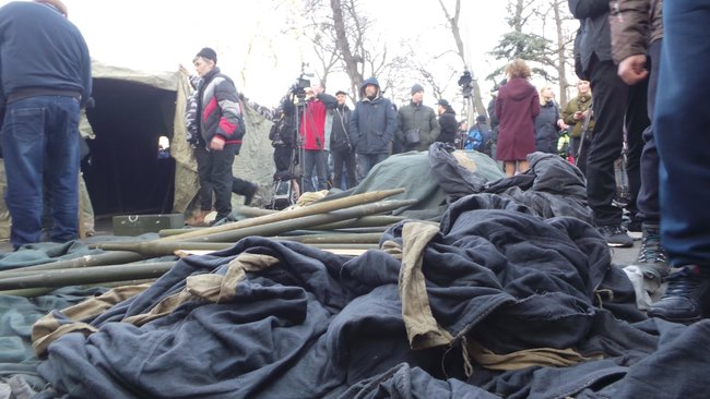 Митингующие против рынка земли установили под Радой палатки 01