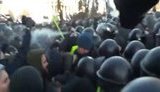 Під ВР мітингують проти ринку землі, відбулися бійки з правоохоронцями під час спроби активістів встановити намети. ВІДЕО+ФОТОрепортаж