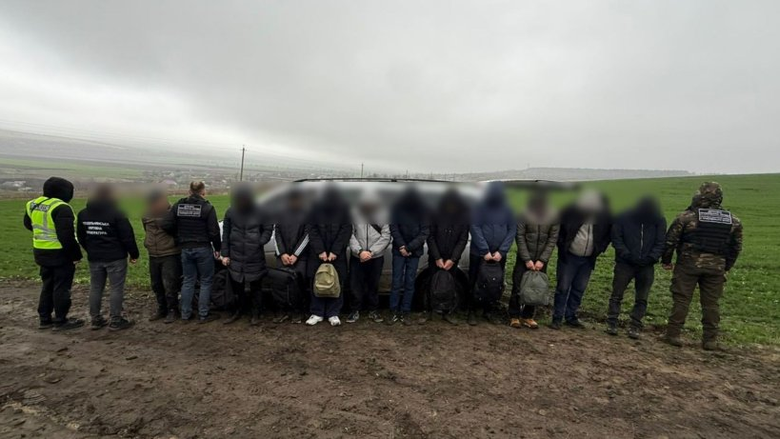 На Одещині затримали мікроавтобус із 10 ухилянтами