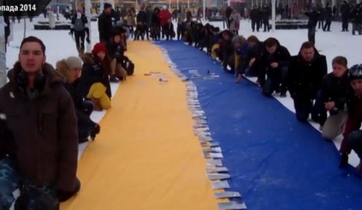 25-Meter Ukrainian Flag with Photos of Those Killed on Maidan and in War with Russia Unwrapped in Dnipropetrovsk. VIDEO