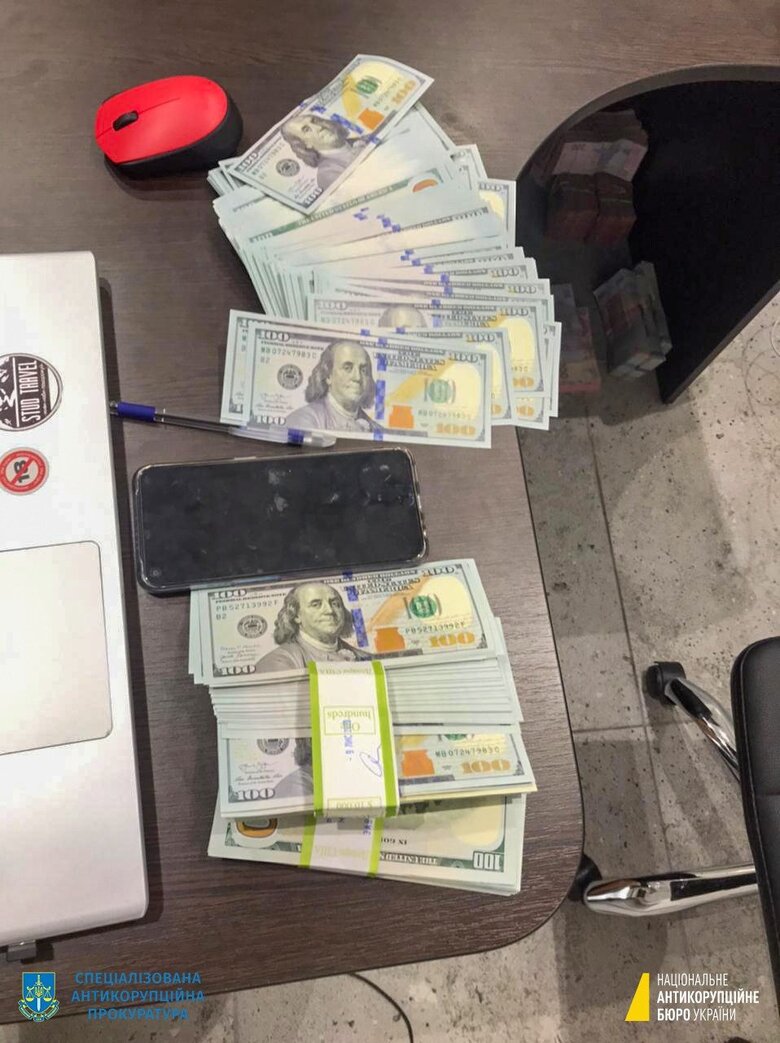 Сотрудник СБУ задержан при получении 60 тыс. долл. взятки, - НАБУ 02