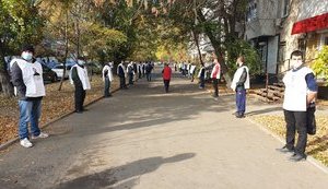 "Хватит из нас лепить террористов!": оккупанты задержали в Крыму возле "суда" 30 активистов, пришедших поддержать политзаключенных. ФОТОрепортаж