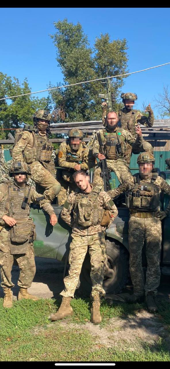 Командир снайперів Влад, позивний Санта: Проміж крапель ходжу поки. Бронік надирявили мені, таке було… 21