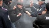 Во Львове регионалов в "георгиевских" лентах забросали дымовыми шашками, а те ответили стрельбой. ФОТО