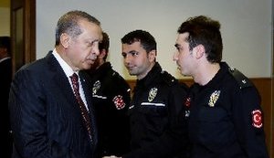 Полицейский, застреливший российского посла в Турции, обеспечивал безопасность Эрдогана, - Hürriyet. ФОТО