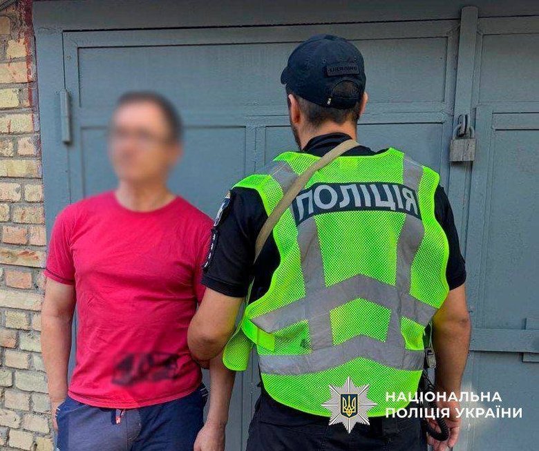 Военный с автоматом в руках угрожал прохожему в Киеве