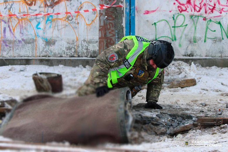 The police and the State Emergency Service defused a half-tonne warhead near residential buildings.