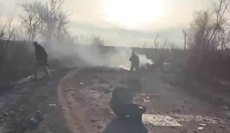 Оккупанты исследуют место атаки дрона "Дикі Шершні" на танк Т-72Б3: "Нога лежит. Экипажу п#зда! Это - двигло? А остальные запчасти где? На дереве что-то висит". ВИДЕО