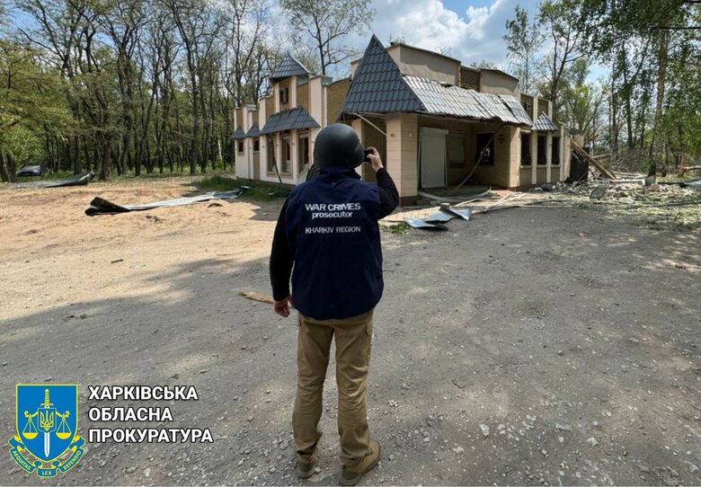 Крім того, через обстріли з боку ЗС РФ у Вовчанську отримали поранення ще троє чоловіків.