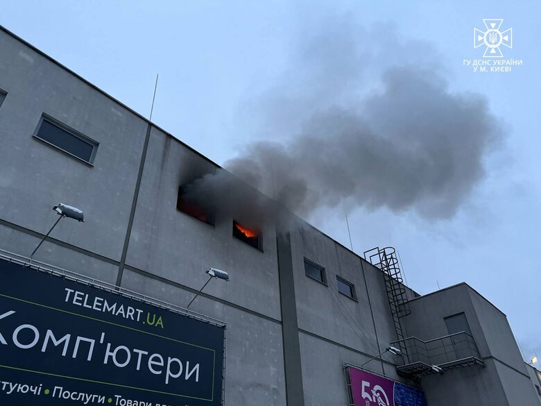 У Києві сталася пожежа в ТРЦ Космополіт 04