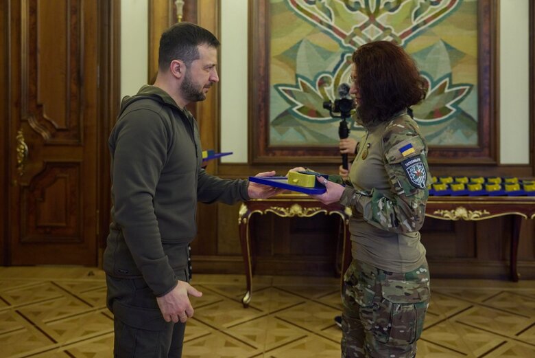 Зеленский вручил волонтерам награды Золотое сердце 01