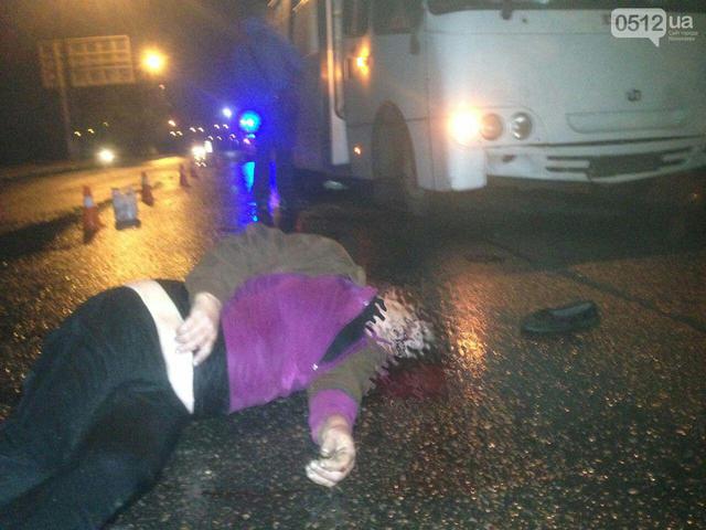 Рейсовий автобус у Миколаєві на смерть збив двох людей 05