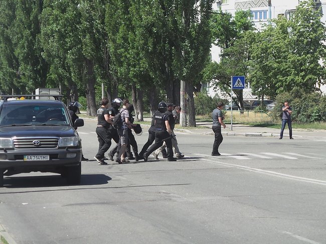 Неизвестные разгромили киоски возле Лесной, где избили пенсионера. Произошли столкновения с полицией 37