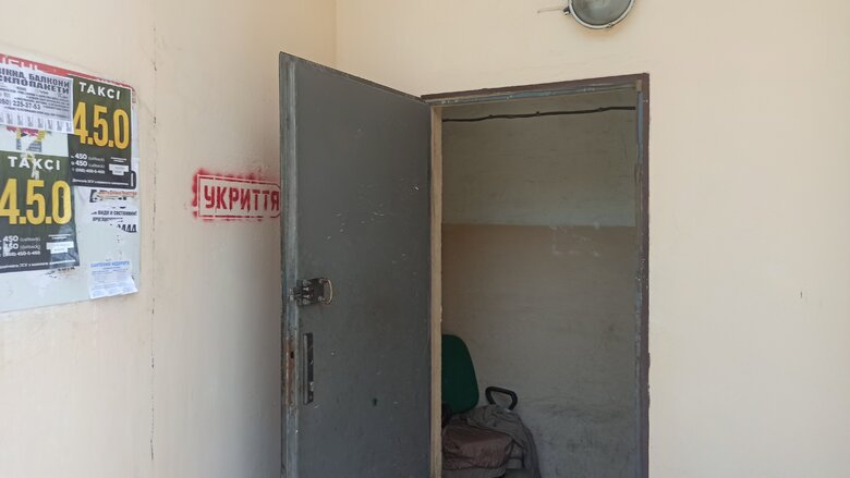 Зачинені двері, кодові замки та записки з телефонними номерами: як потрапити до укриттів у Києві 26