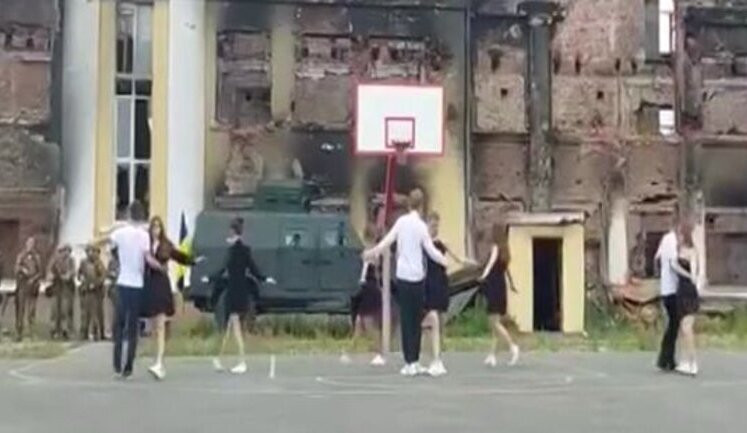 Graduates of School №134 in Kharkiv danced waltz on ruins of their school. VIDEO