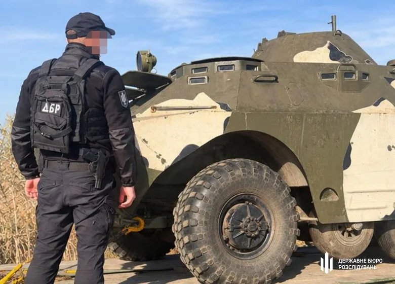 A lieutenant-colonel in the Dnipropetrovsk region attempted to sell an armoured vehicle and explosives