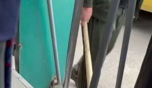 В России водитель автобуса с битой в руках прогнал безногого "героя спецоперации". ВИДЕО