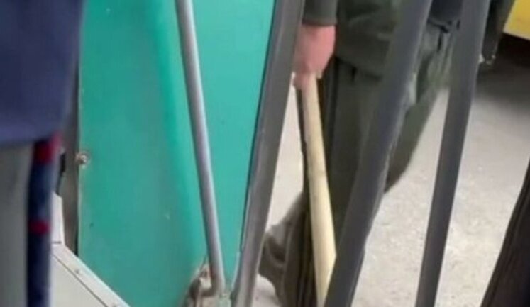 В России водитель автобуса с битой в руках прогнал безногого "героя спецоперации". ВИДЕО