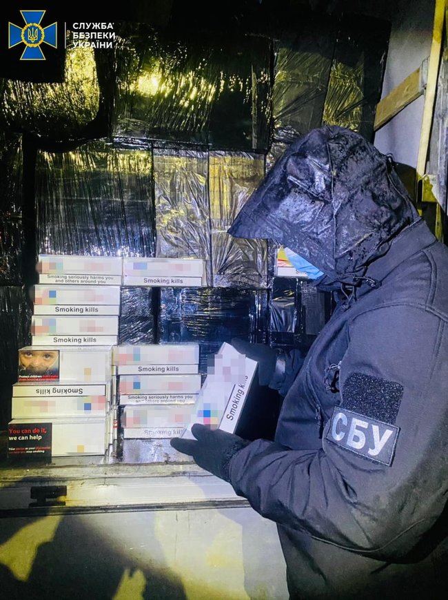 Припинено діяльність транснаціонального угруповання з контрабанди сигарет в ЄС. Перевіряється причетність чиновників Держприкордонслужби та митників, - СБУ 03