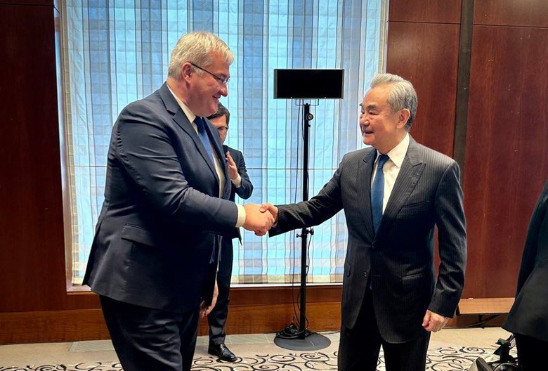 Сибіга провів зустріч із Ван Ї