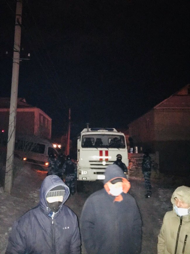 Five people detained in FSB raids on homes of Crimean Tatars 05