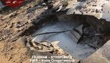 У центрі Києва прорвало трубу: гаряча вода залила площу і припаркований автомобіль. ВІДЕО+ФОТОрепортаж