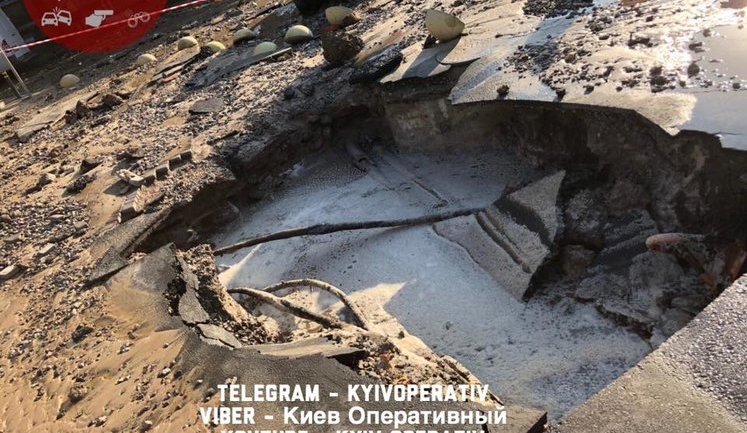 У центрі Києва прорвало трубу: гаряча вода залила площу і припаркований автомобіль. ВІДЕО+ФОТОрепортаж