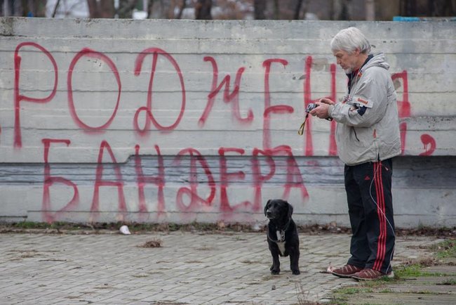Націоналісти облили кровю памятник учасникам встановлення радянської влади в Дніпрі 06 Націоналісти облили кровю памятник учасникам встановлення радянської влади в Дніпрі 06