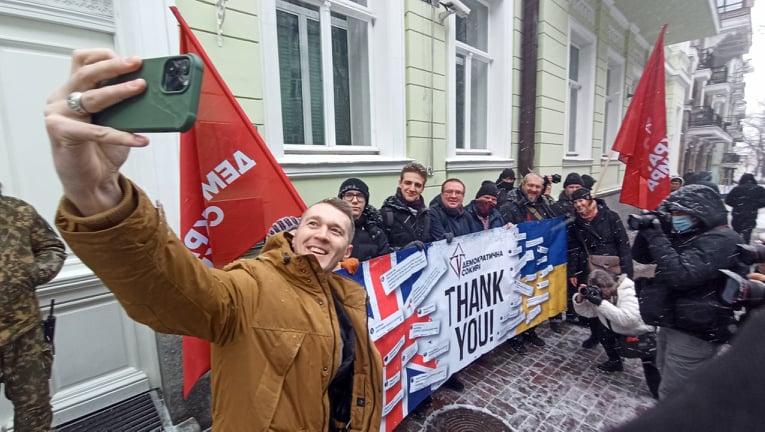 Ми не забудемо: українці прийшли під посольство Великої Британії в Києві подякувати за зброю 12