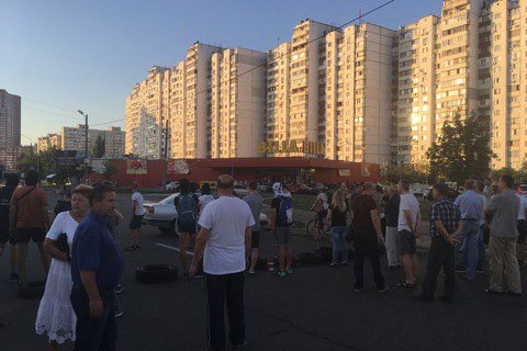 Незадоволені будівництвом АЗС жителі київських Позняків перекрили вулицю Ревуцького 01