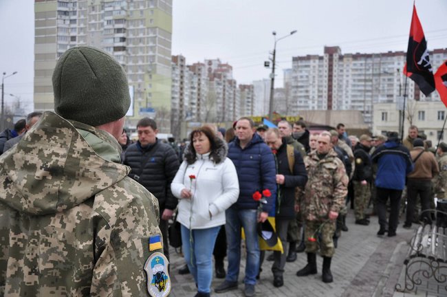 Учасники АТО та мешканці Києва поклали на Троєщині квіти до памятника Воїну-добровольцю 34