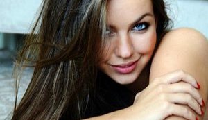 24-летняя депутат Елена Кошелева от партии Ляшко - дочь директора водочного завода и сотрудницы налоговой службы.ОТКРОВЕННЫЕ ФОТО