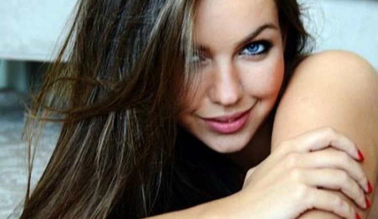 24-летняя депутат Елена Кошелева от партии Ляшко - дочь директора водочного завода и сотрудницы налоговой службы.ОТКРОВЕННЫЕ ФОТО