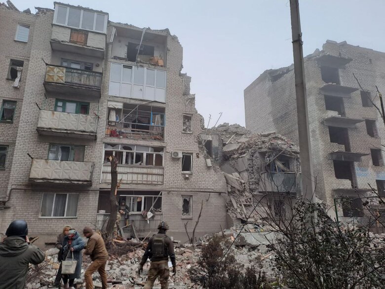 Russians hit apartment building in Chasiv Yar: three injured 01