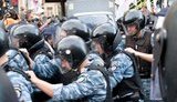 Под Печерским судом опознали нападавших на участников Дня Гнева: Это бойцы "Беркута"