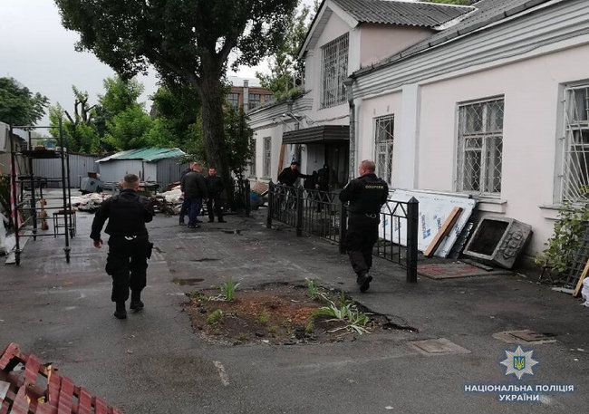 Двоє невідомих у масках зі стріляниною пограбували адміністрацію ринку в Києві 05
