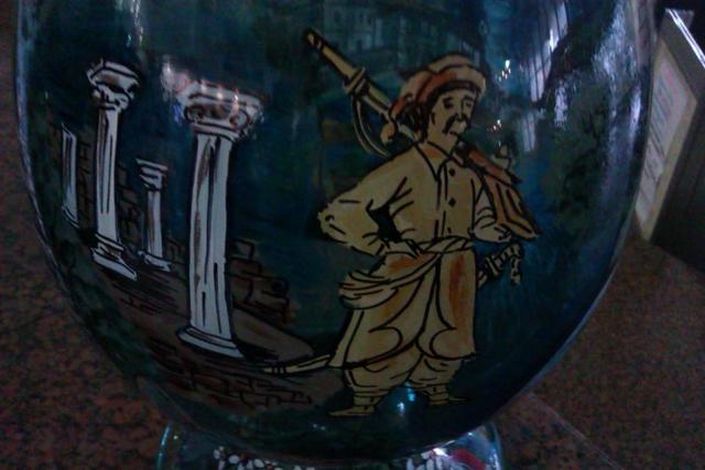 памятник яйцо